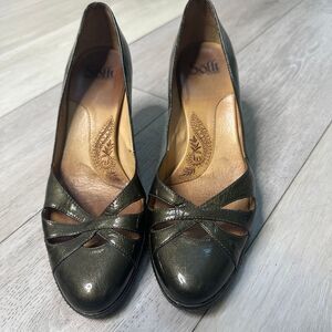 Soft Gabriela dark green learner pump‎ round toe medium heel size 9.5